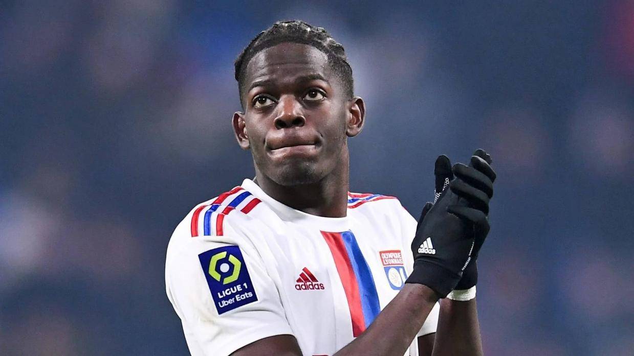 据报道：利物浦考虑以7400万英镑的解约条款签下德甲俱乐部后卫